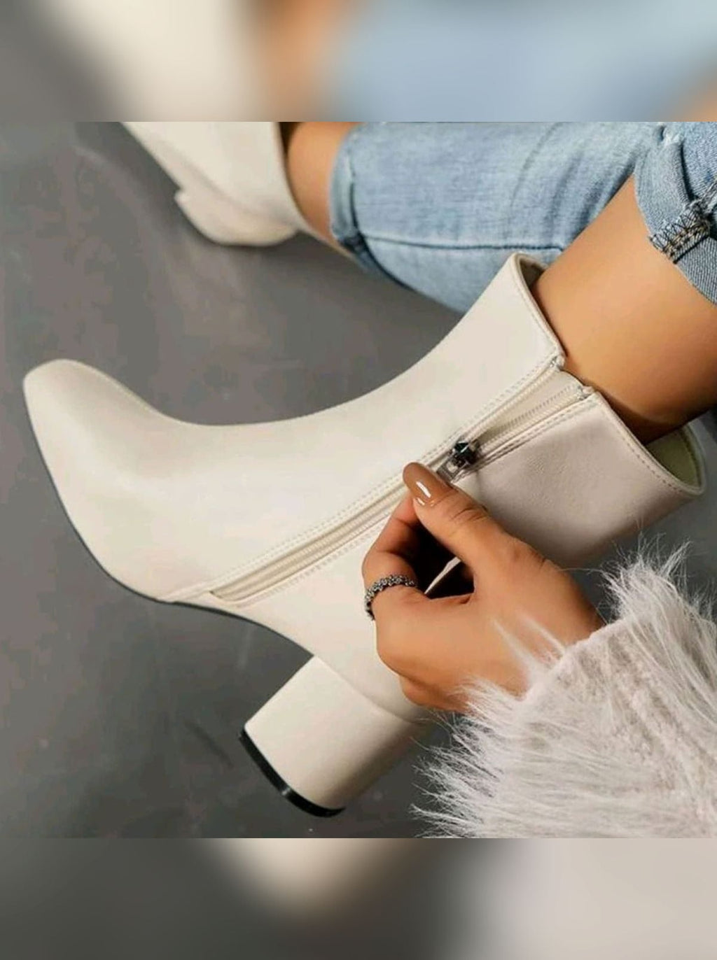 dames enkellaars met blokhak en zijrits in beige