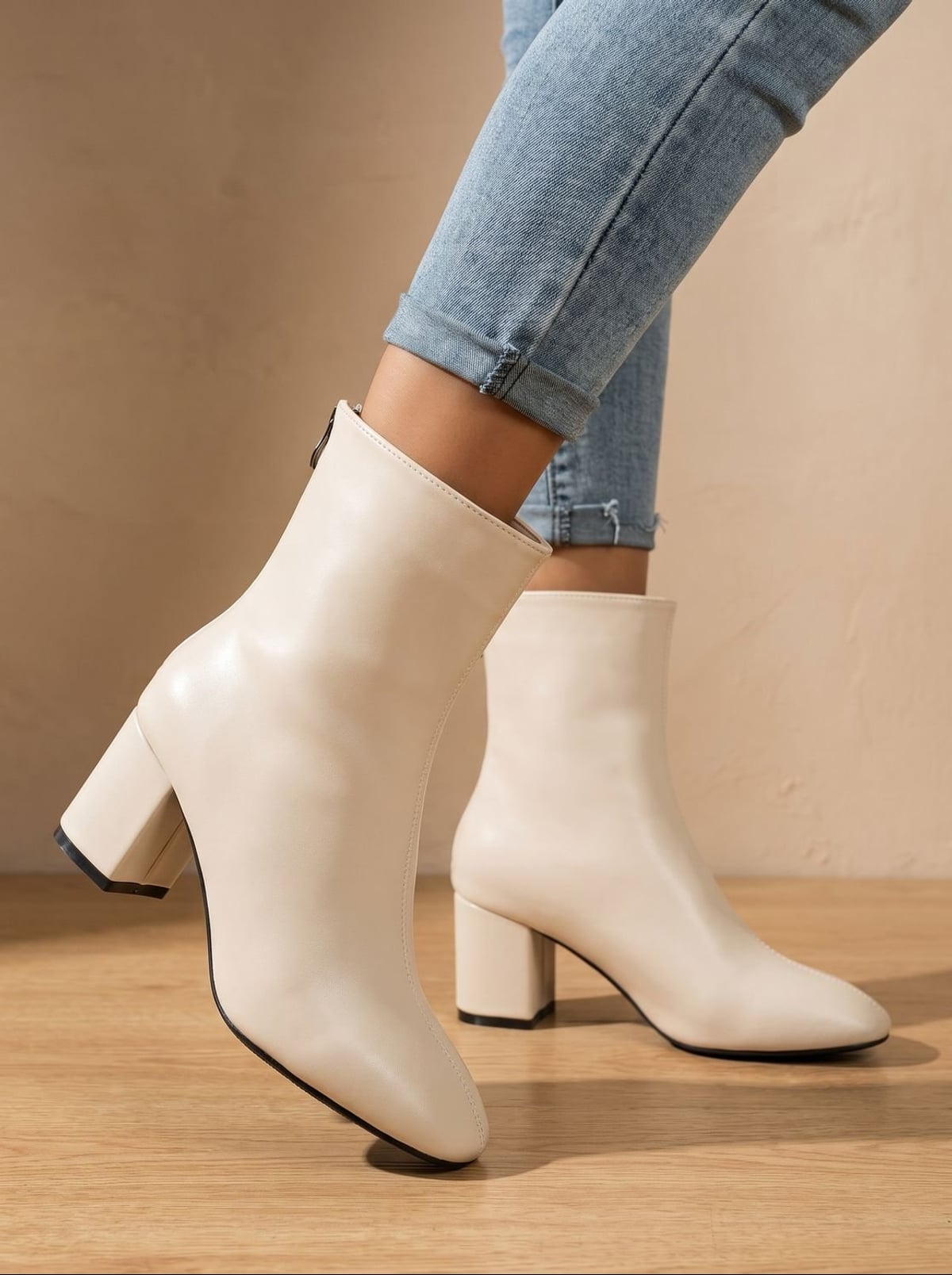 dames enkellaars met blokhak en zijrits in beige
