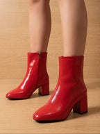 dames enkellaars met blokhak en zijrits in rood
