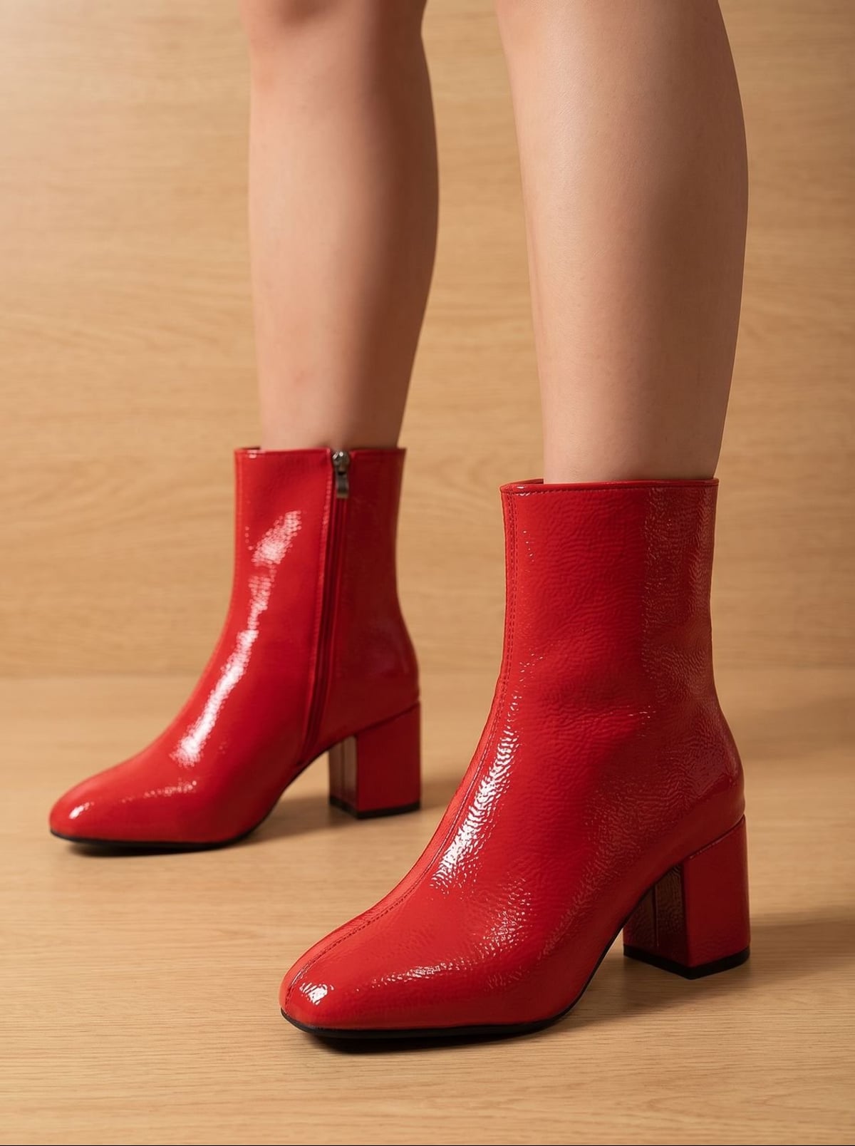 dames enkellaars met blokhak en zijrits in rood