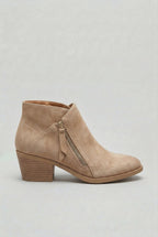 dames enkellaarzen met blokhak en zijrits in beige
