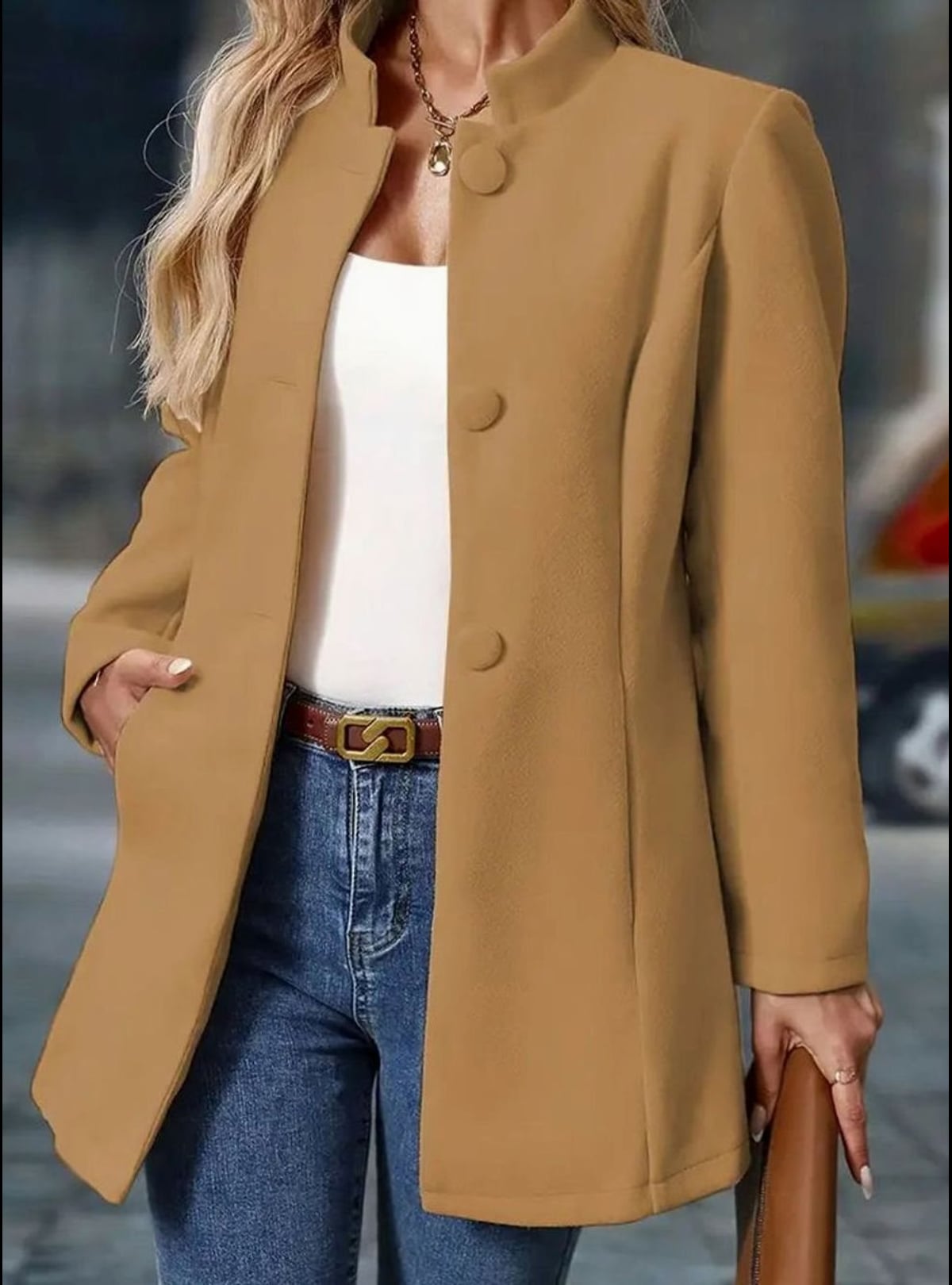 dames getailleerde winterjas met staande kraag in beige