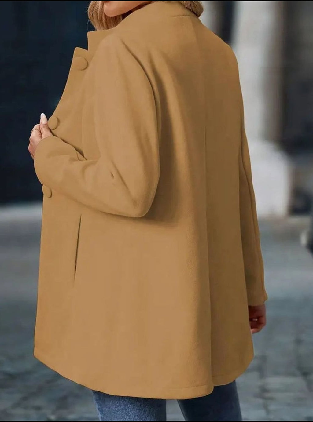 dames getailleerde winterjas met staande kraag in beige