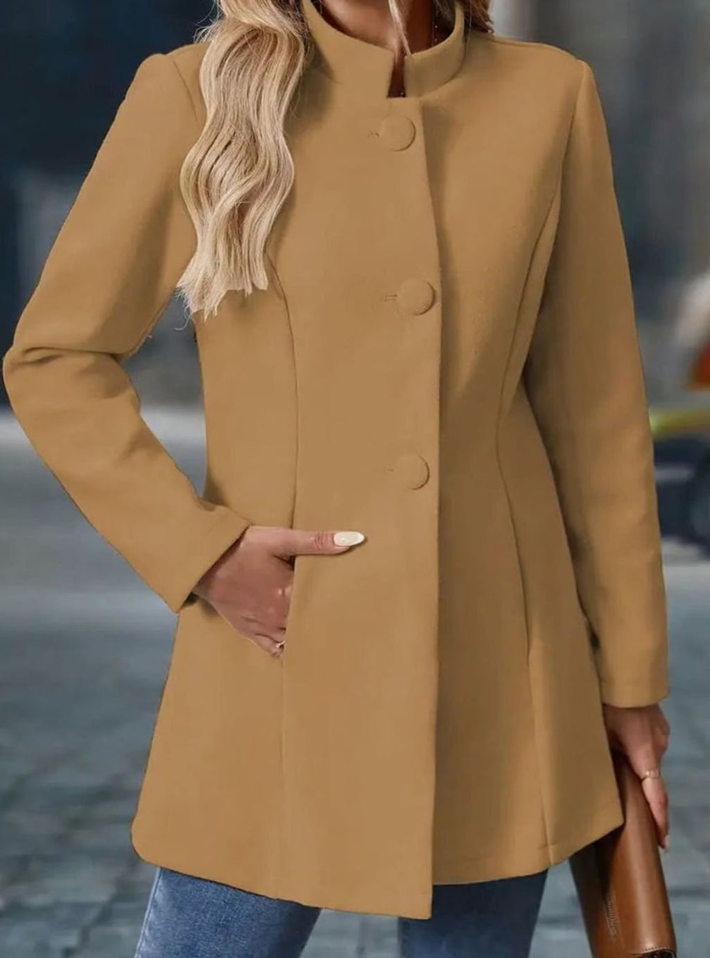 dames getailleerde winterjas met staande kraag in beige