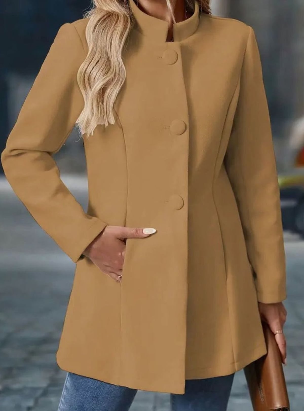 dames getailleerde winterjas met staande kraag in beige