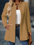 dames getailleerde winterjas met staande kraag in beige