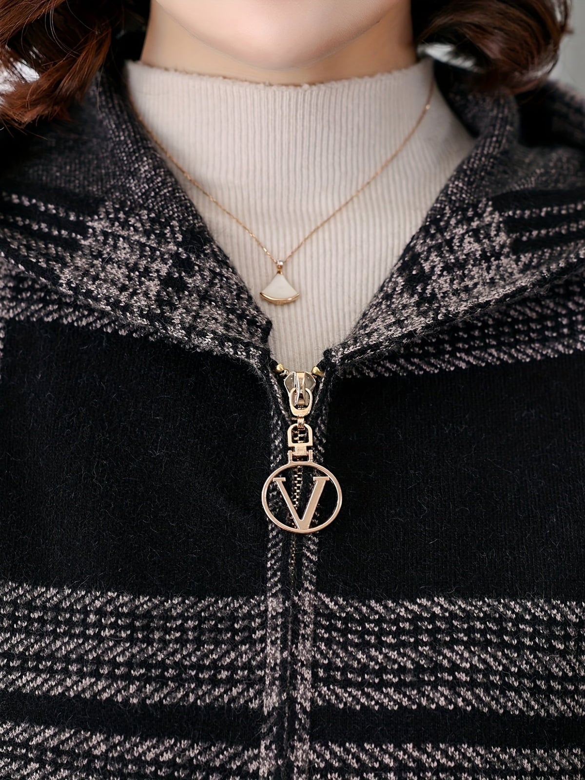 dames jas met capuchon en ruitpatroon in grijs