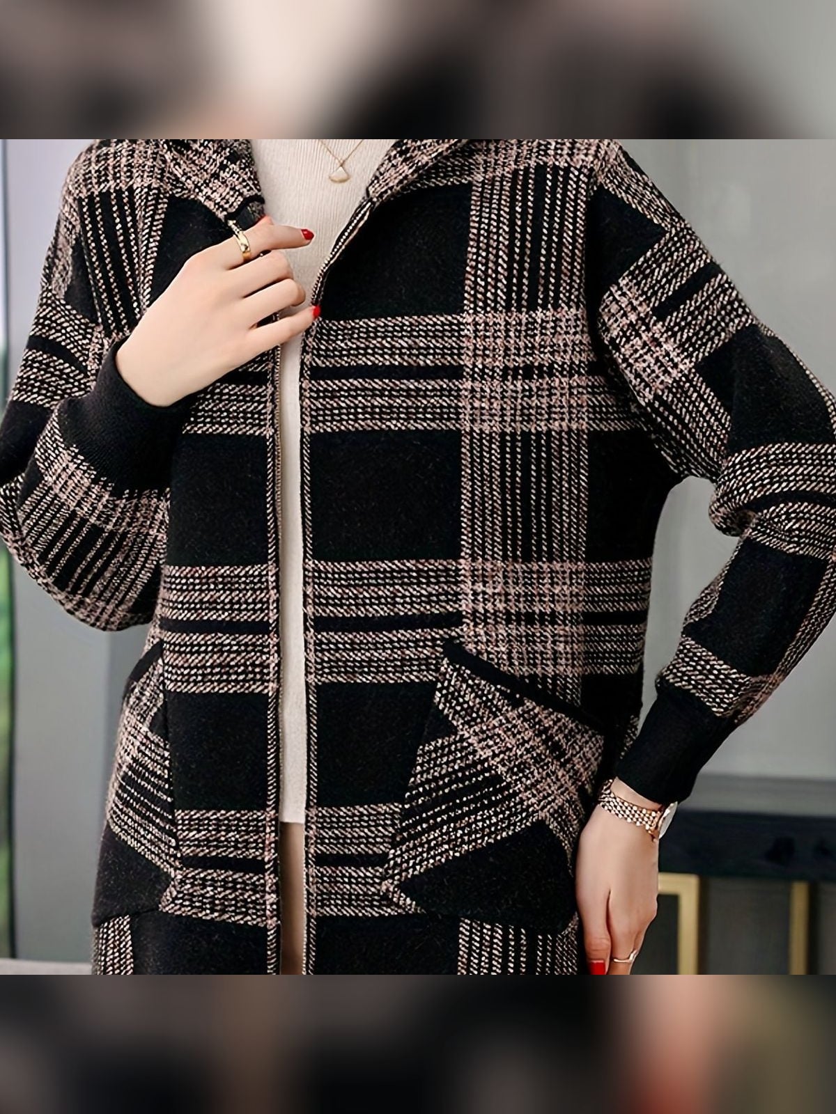 dames jas met capuchon en ruitpatroon in camel