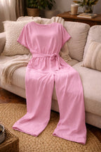 dames jumpsuit korte mouw met strikceintuur in roze