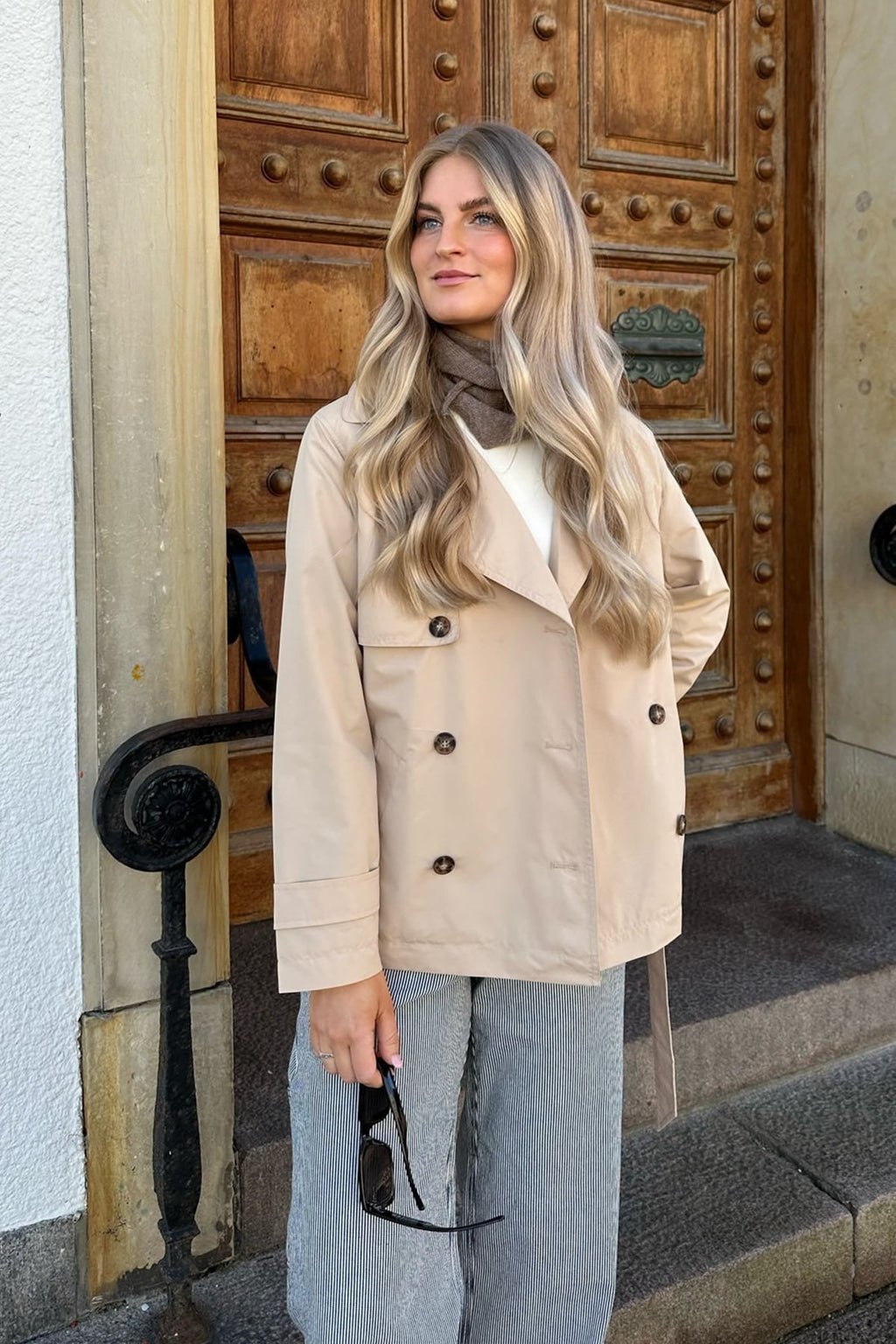 dames korte trenchcoat dubbele rij knopen in beige