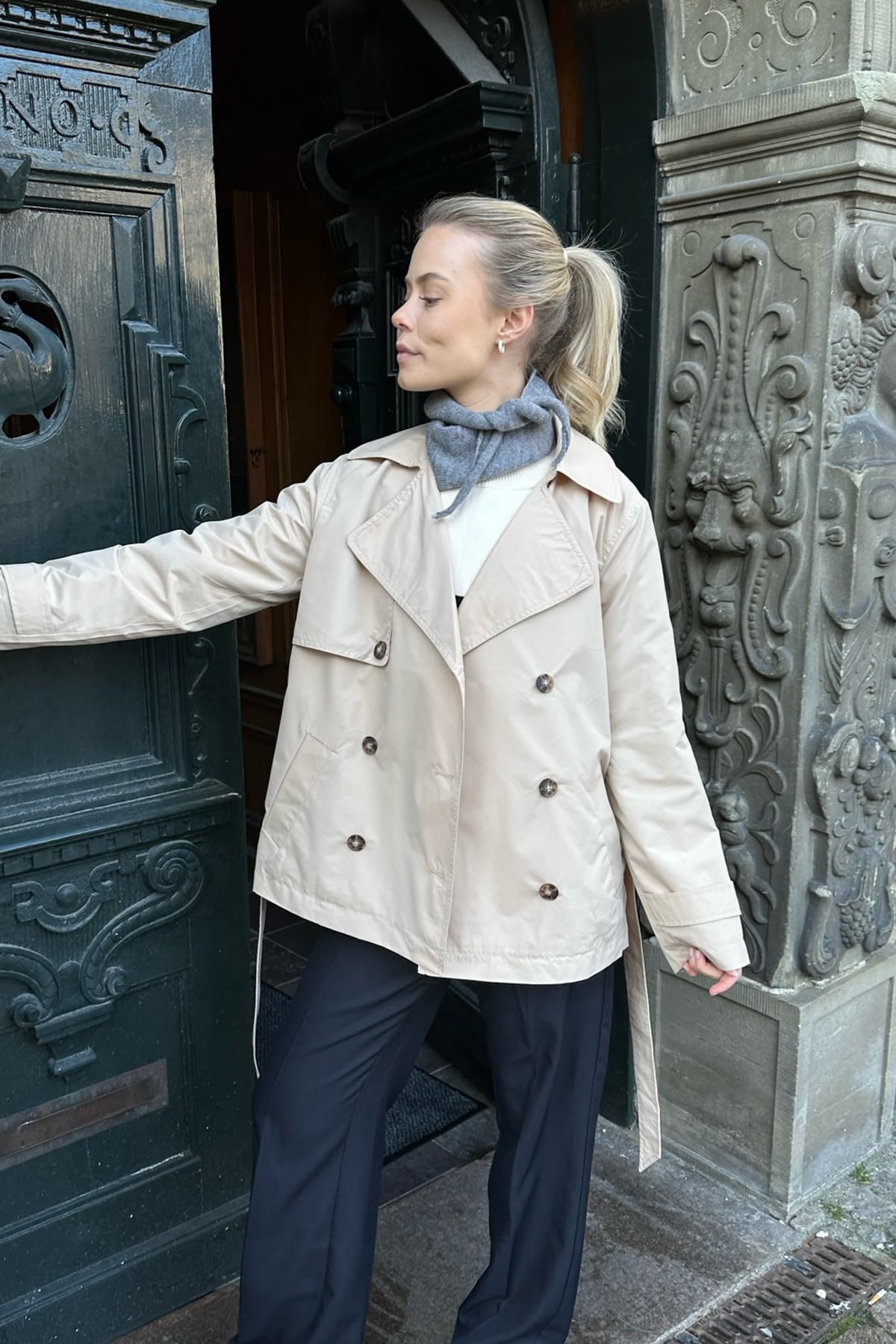 dames korte trenchcoat dubbele rij knopen