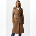dames lange jas met dubbele knopenrij en ceintuur in camel