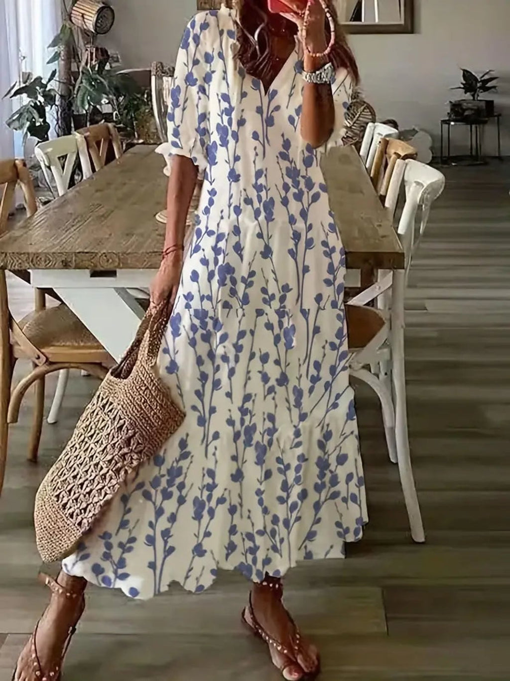 dames lange zomerjurk met v-hals en print in lichtblauw