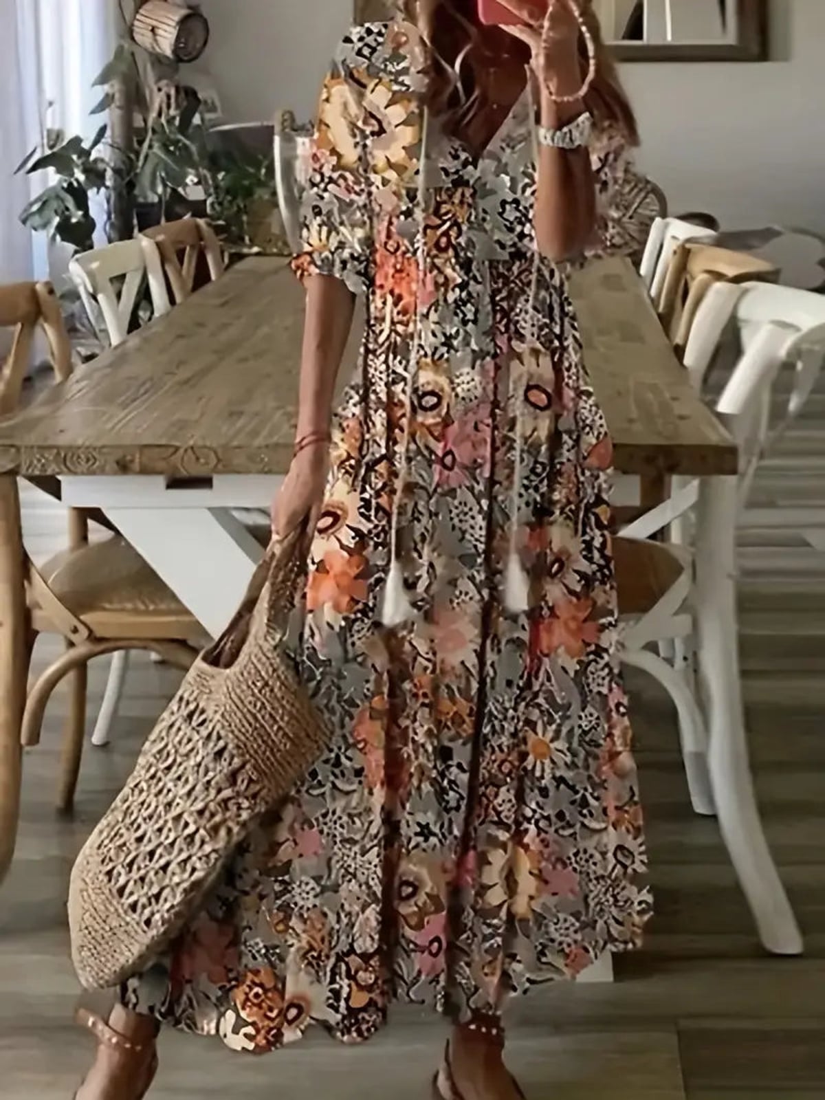dames lange zomerjurk met v-hals en print in bruin