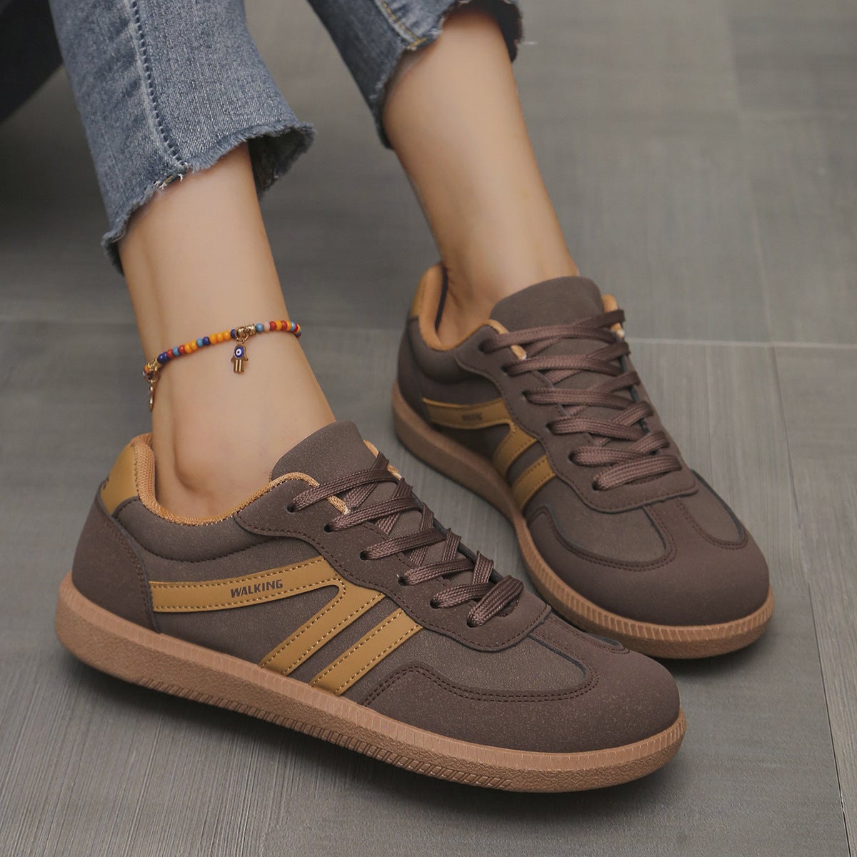 dames retro sneaker met brede neus in bruin
