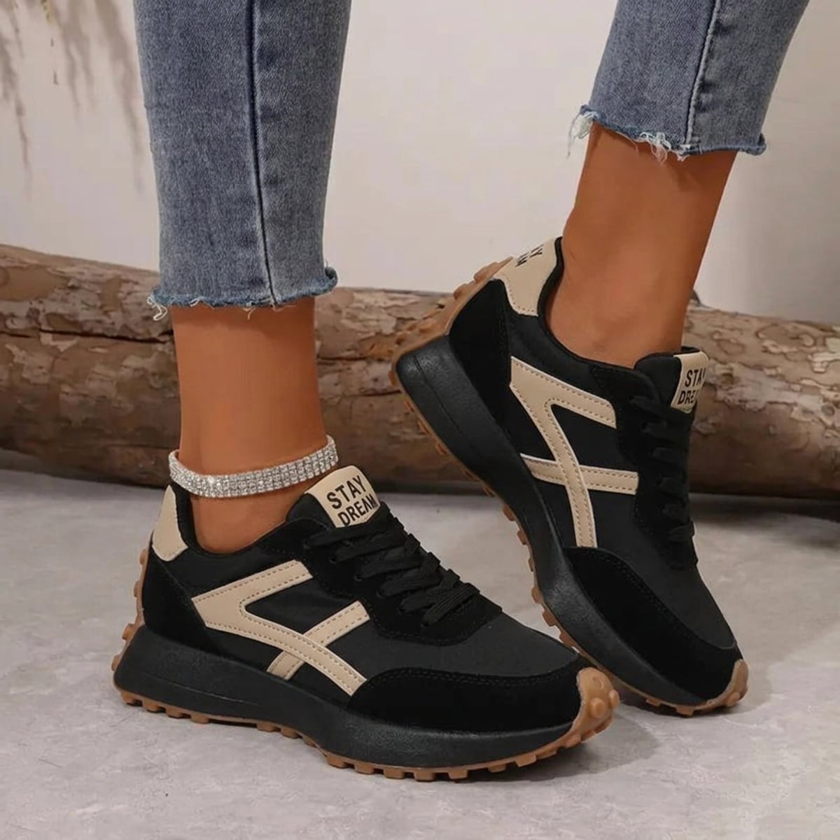 dames retro sneaker met vetersluiting in zwart