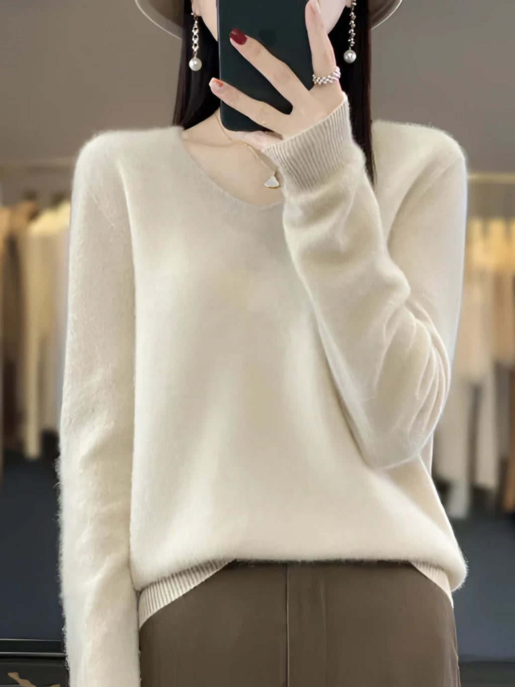 dames trui met v-hals en lange mouw in beige