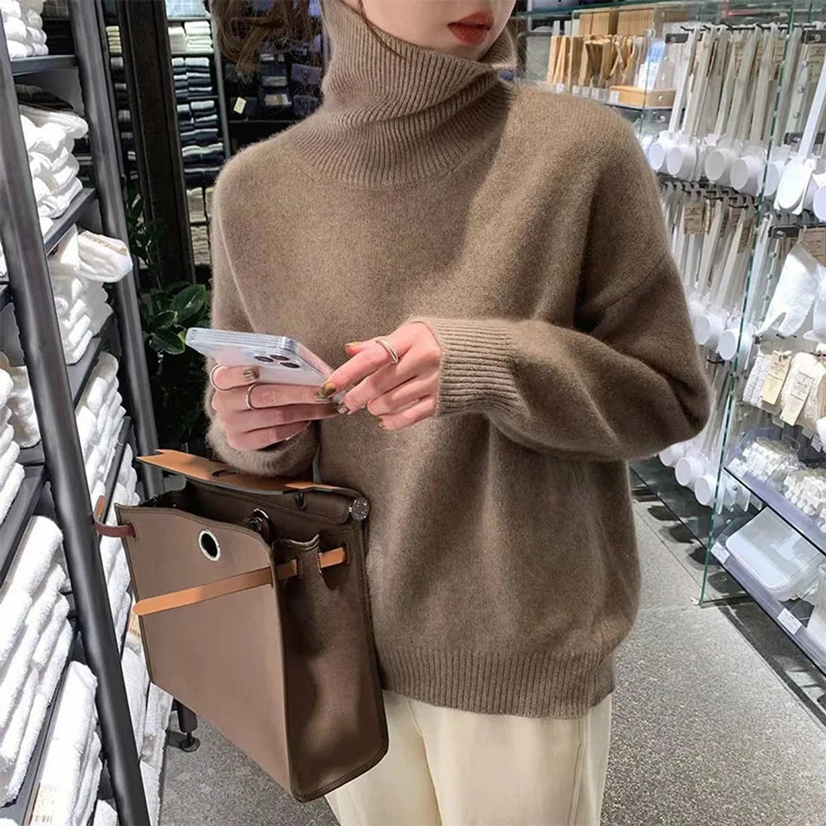 dames trui oversized met rolkraag in koffie