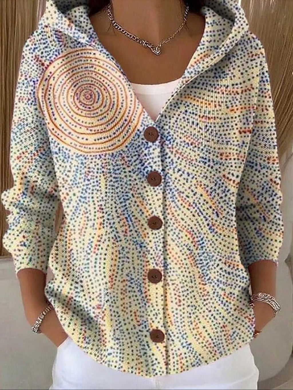 dames vest met capuchon en knoopsluiting in lichtgeel