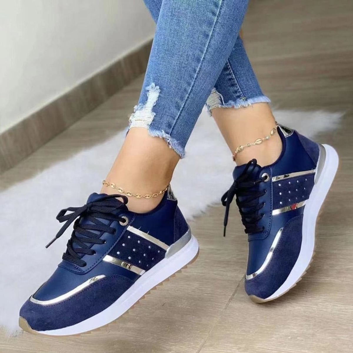 dames vetersneaker met metallic detail in blauw