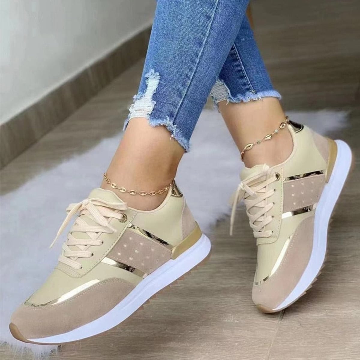 dames vetersneaker met metallic detail in beige