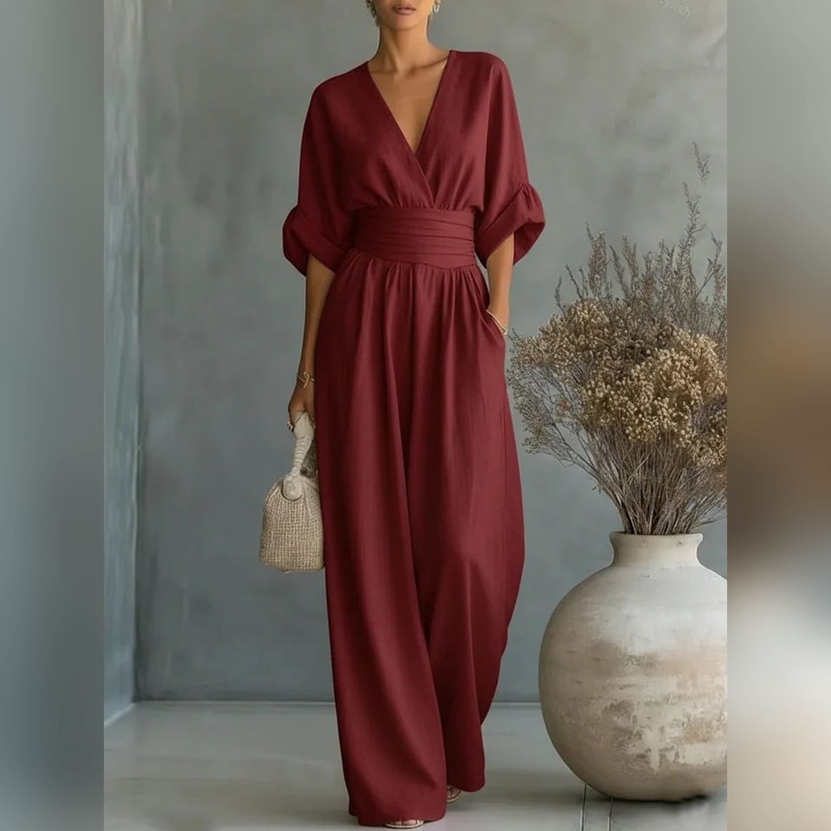 dames wijde broekpak met v-hals en getailleerde taille in rood