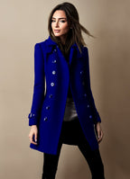 dames winterjas getailleerd met dubbele knopenrij in blauw
