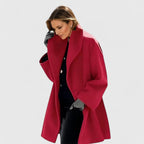 dames winterjas met brede revers in rood