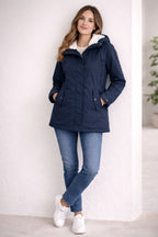 dames winterjas met capuchon en gevoerde binnenkant in marineblauw