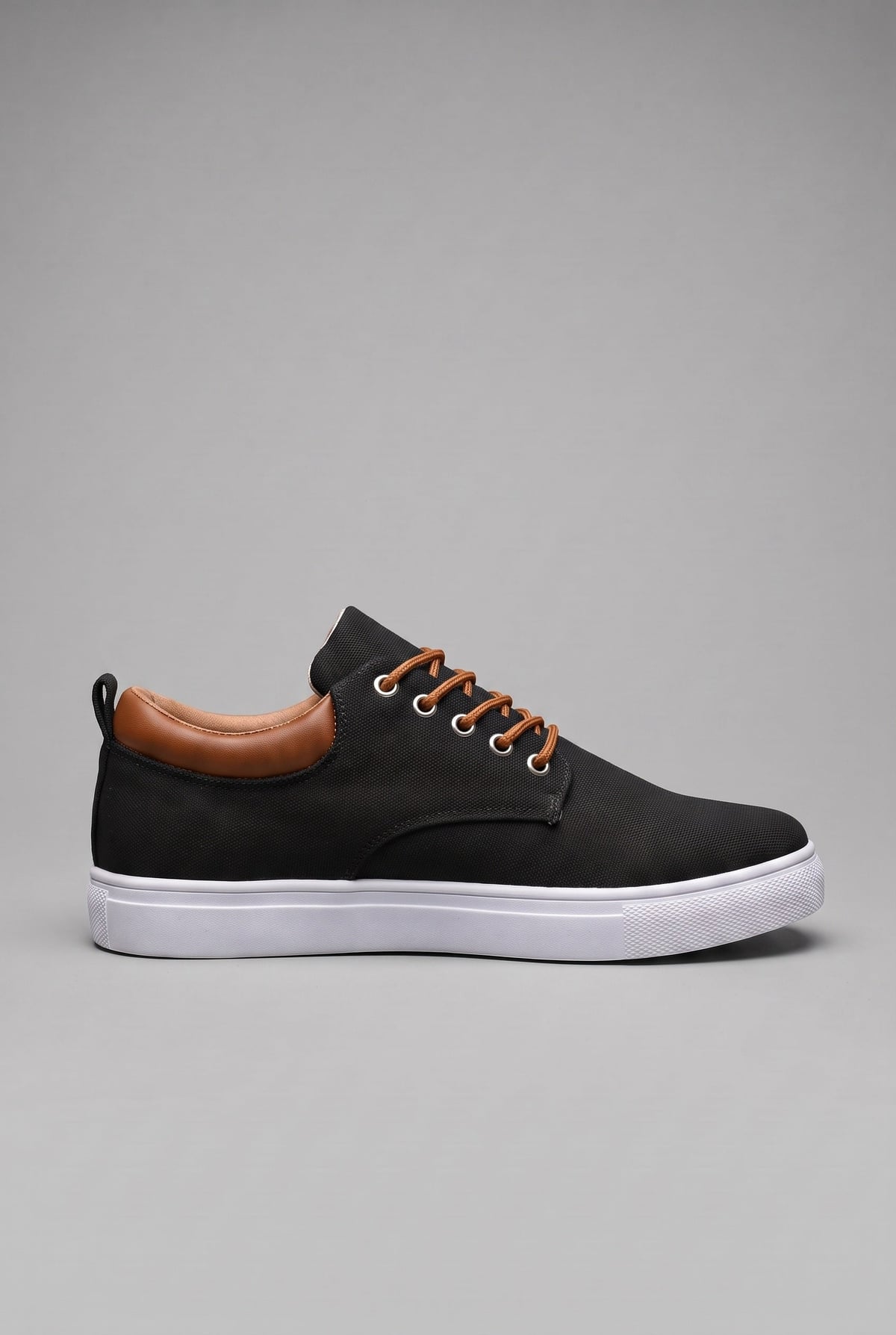 heren low-top sneakers met witte zool in zwart