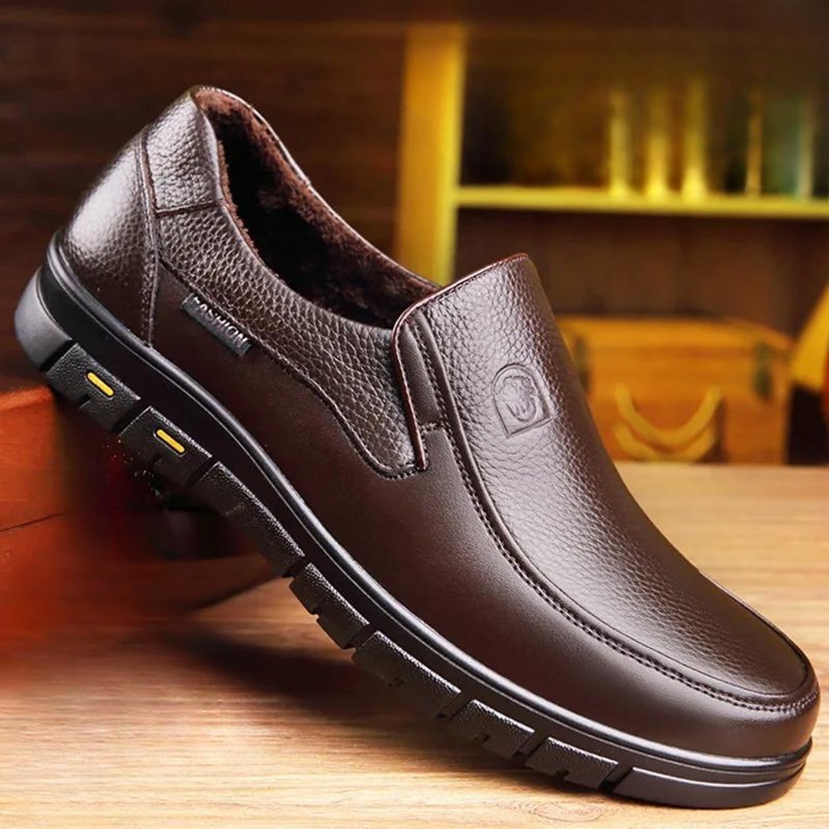 heren slip-on loafer met brede neus in bruin pluche