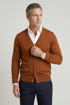 heren vest met v-hals en knoopsluiting in bruin